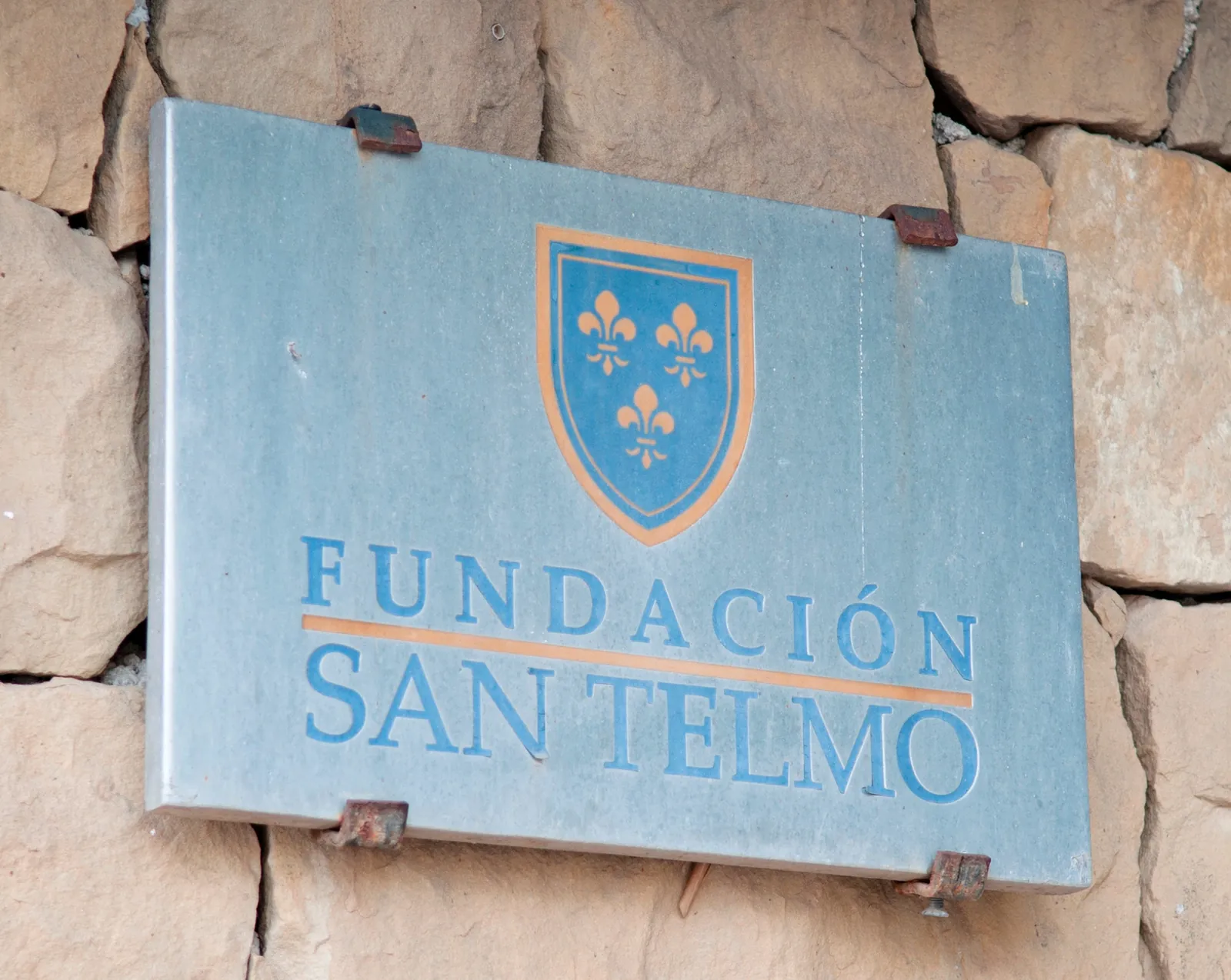Placa de la Fundación San Telmo en la fachada de piedra de su sede en Málaga.