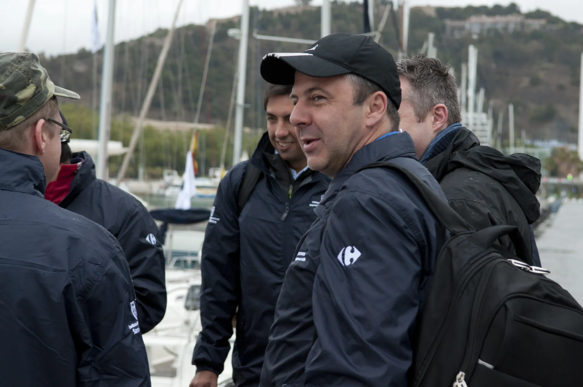 Managers de Carrefour conversando en el puerto deportivo antes de embarcar.