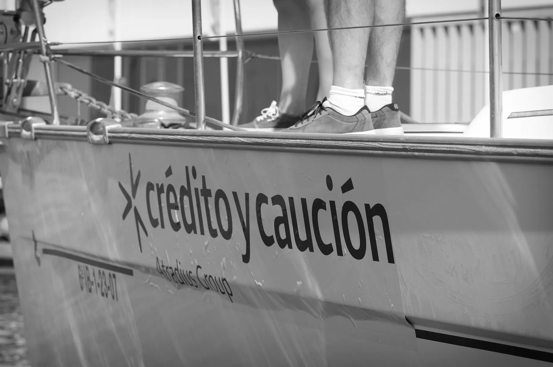 Detalle en blanco y negro del casco del velero con el rótulo de Crédito y Caución.