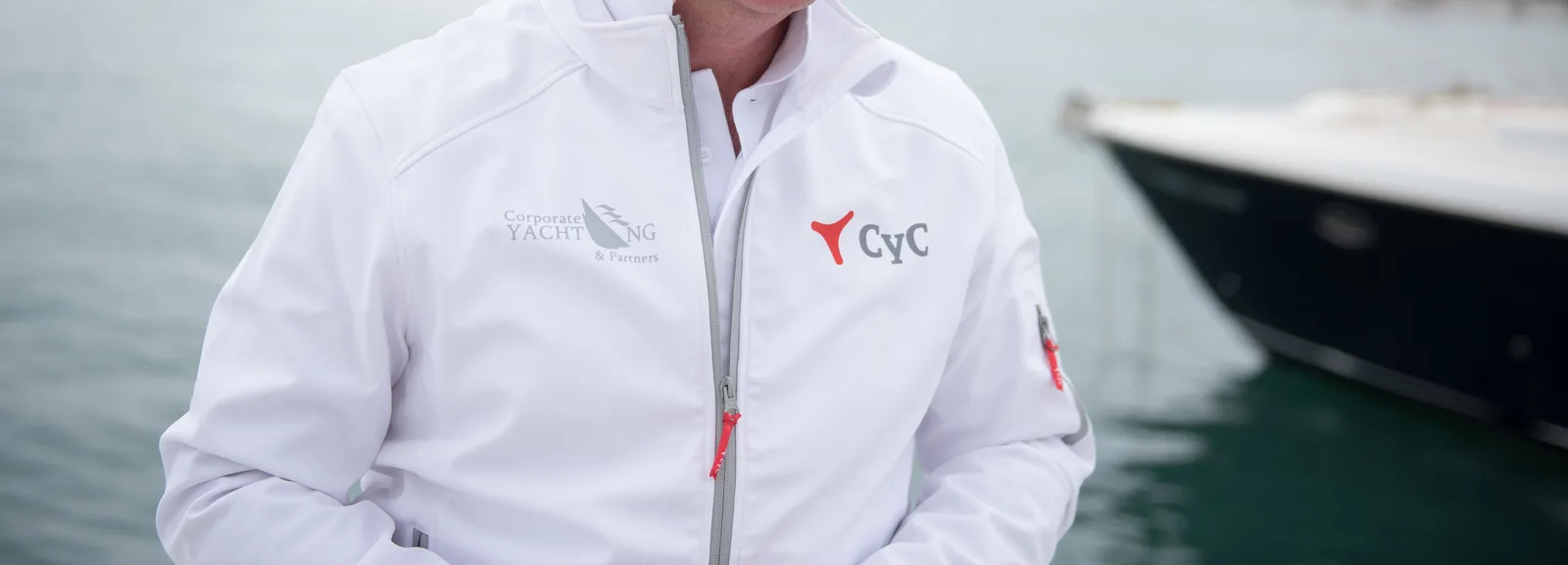 Jose Alfredo López, con la ropa técnica de Crédito y Caución, en el puerto deportivo.
