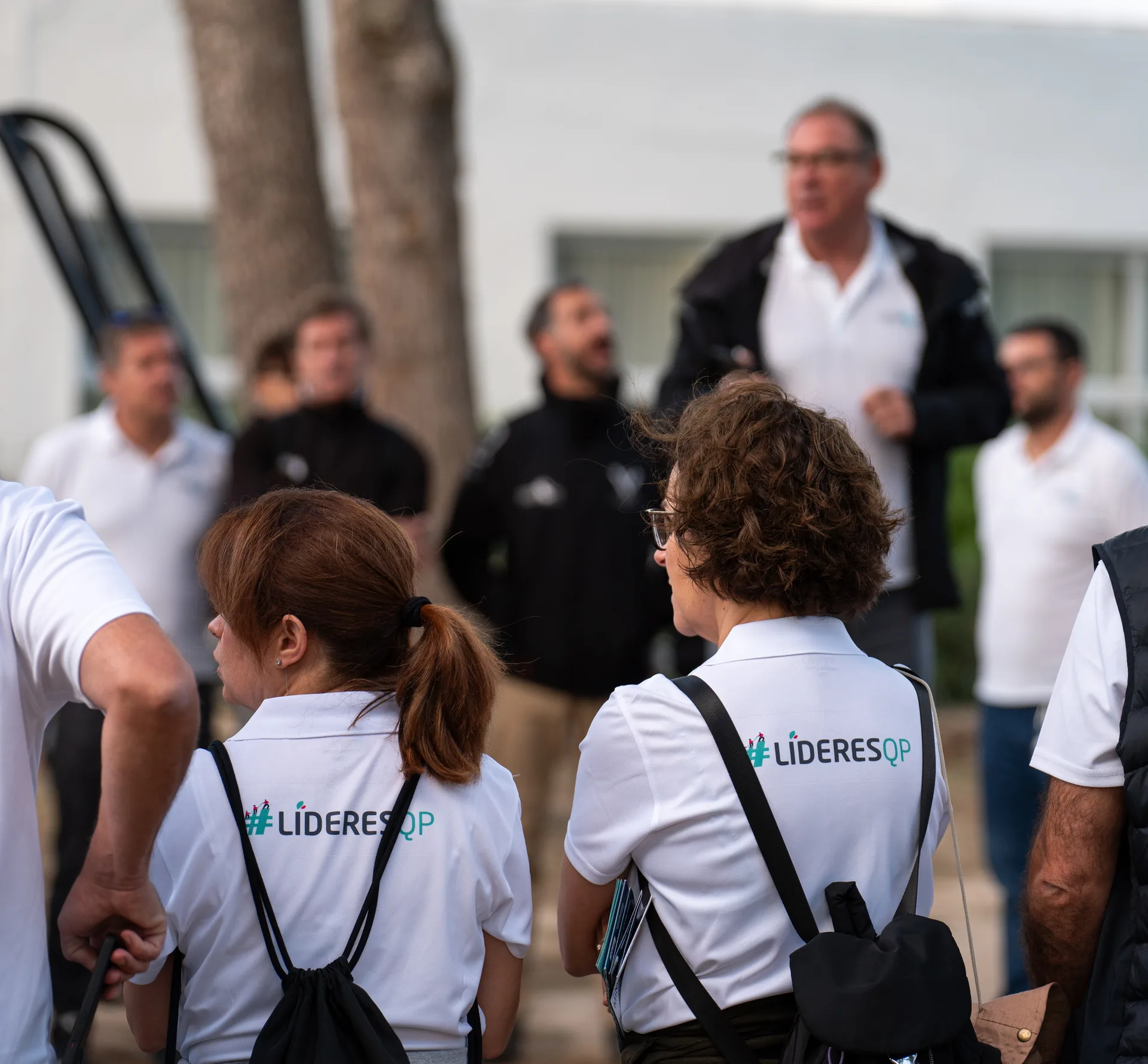 Grupo de managers de Quirón Prevención durante una actividad al aire libre del programa.