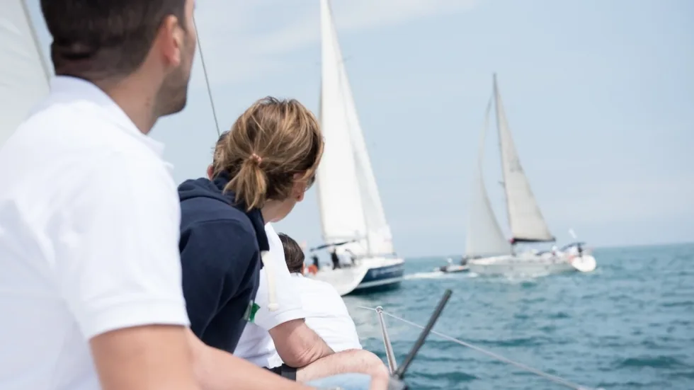 Participantes observando la regata desde la cubierta del velero