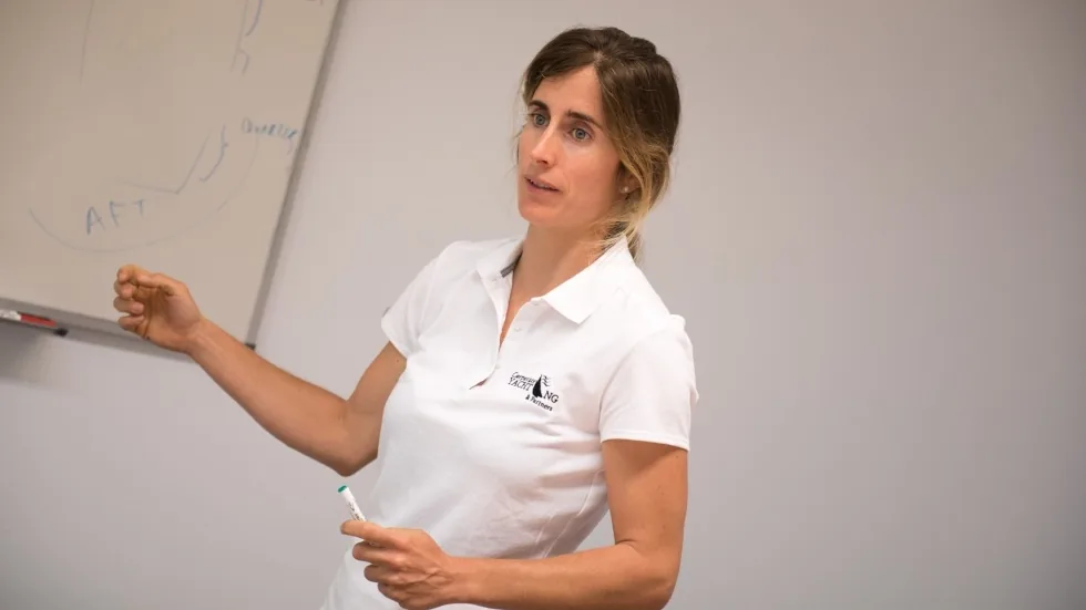 Formadora de Corporate Yachting explicando un concepto náutico en la pizarra