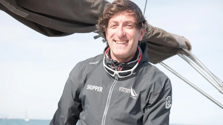 Skipper de Corporate Yachting sonriendo a bordo durante la regata