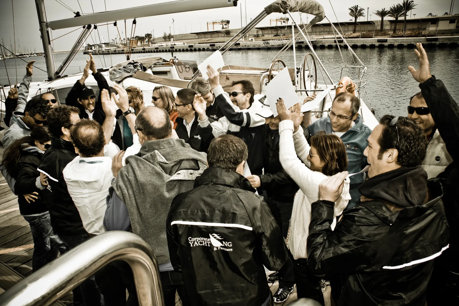 Equipo directivo a bordo de un velero durante un programa de Team Building