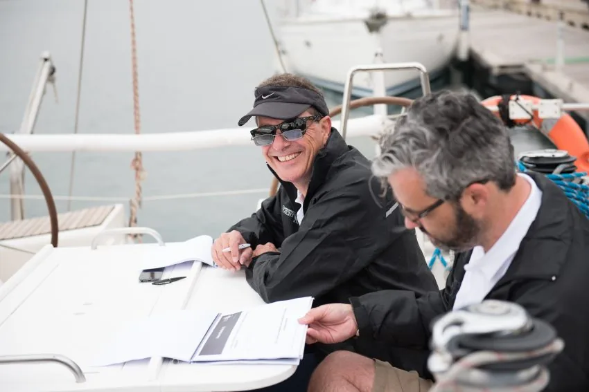 empleado-feliz-corporate-yachting